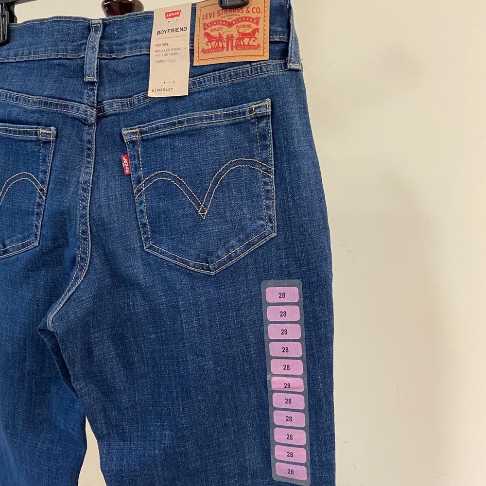 Womens Levis Boyfriend Mid Rise Tapered Leg Medium Wash Jeans Size 6 W28 X L27